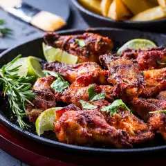 Saftiga piri piri kycklingvingar serverade med lime och rosmarin. En härlig rätt som passar perfekt till middagen.