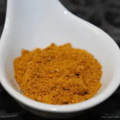 En skål med gyllene, finmalen egen curry. Doften lovar en smakrik måltid.