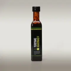 Flaska med teriyaki marinad, perfekt för att skapa asiatiska smaker i köket.
