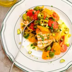 Grilla tonfisk med tomater, oliver och apelsin. En härlig sommarrätt som passar perfekt för grillning.