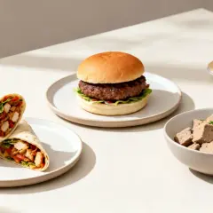 En vegansk burgare, wrap och bitar av "kött" från Opph. Perfekt för den som vill ha soja och glutenfritt.