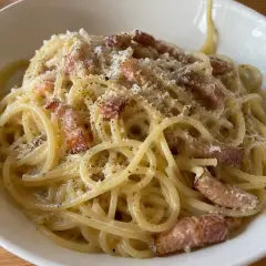 En krämig carbonara ramen med spaghetti, bacon och parmesan. En härlig fusionrätt!