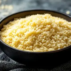 En skål med fluffig, gyllene bulgur, redo att koka zeina. Perfekt som tillbehör till din måltid.
