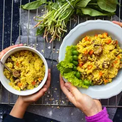 Två skålar med bulgur, morötter och svamp. En skål har gröna bönor och sallad. Bulgur nyttigt och gott!