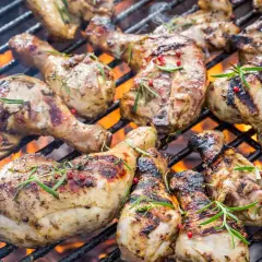Grilla kyckling på gasolgrill. Perfekt temperatur ger gyllene, saftiga bitar med rosmarin och peppar.