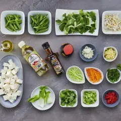 Förberedelser för en smakrik wok med tofu, grönsaker, risvinäger och sesamolja.