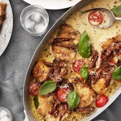Tareq Taylor kyckling i krämig sås med tomater och basilika. Serveras med gott bröd.