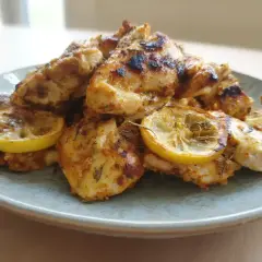 Grillad kyckling med citron och örter, perfekt för ett enkelt kycklingkrydda recept.