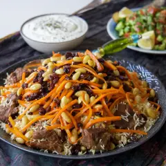 En stor portion kabuli palaw med möra köttbitar, ris, morötter, russin och mandlar. En härlig måltid!