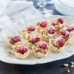 Små krustader med chokladfyllning, toppade med hallon och strössel. En perfekt liten godsak för fikastunden.