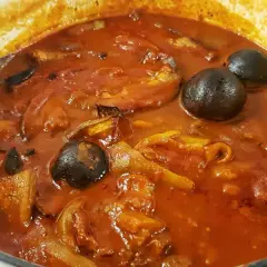En gryta med khoresh bademjan, en mustig persisk auberginegryta med kött och torkade limer.