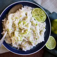 En skål med krämigt ris, strött med limezest. Enkel, men läcker, som en snabb nasi lemak.