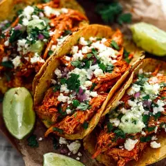 Tre saftiga kycklingtinga-tacos med ost, koriander och lime. En fest för ögat och magen!