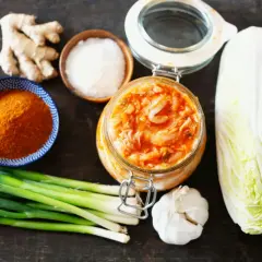 Ingredienser för kimchi sås: kinakål, ingefära, vitlök, salladslök, chilipulver och salt.