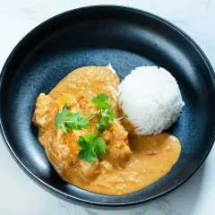 En krämig butter chicken med ris, garnerad med färsk koriander. En klassiker som alltid smakar gott.