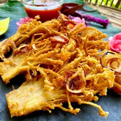 Krispiga friterade enokisvampar, ett spännande enokisvamp recept. Serveras med lime och en röd dippsås.