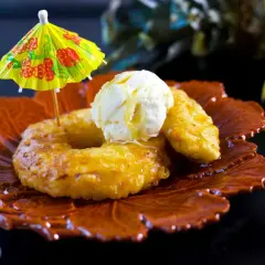 Friterad banan panko med vaniljglass och en liten parasoll. En läcker dessert som för tankarna till soliga dagar.