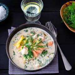 Krämig fisksoppa med lax och dill, ett perfekt fisk recept för en mysig kväll.