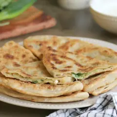 Färska, gyllene bolani med en smakrik fyllning. Ett perfekt recept för en hemlagad delikatess.