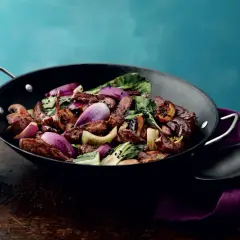 En smakrik kycklingwok med teriyakisås, full av grönsaker och toppad med svarta sesamfrön.