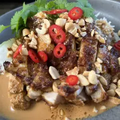 En läcker kyckling satay med ris, jordnötter, chili och koriander i en krämig jordnötssås.