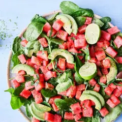 En uppfriskande vattenmelon sallad med avokado, spenat och lime. Perfekt för en varm sommardag!