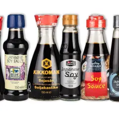 Flera flaskor med japansk eller kinesisk soja, inklusive märken som Yamasa, Kikkoman och ICA.