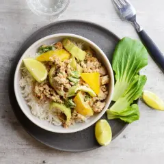 En smakrik thaigryta med kyckling, serverad med ris, limeklyftor och pak choi. En perfekt middag!