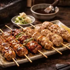 Grillade yakitorispett med en härlig yakitori sås, perfekt för en mysig middag.