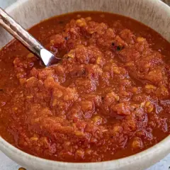 En skål med hemgjord chilisås, perfekt för ditt nästa chilisås recept.