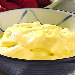 Krämig aioli i en skål, perfekt för ditt aioli recept.