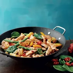 Kycklingwok med nudlar, gröna bönor, paprika och en antydan till wok hei. Serveras med lime och chili.