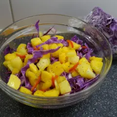 En färgglad påsksallad med mango, rödkål och paprika. En frisk och somrig rätt som passar perfekt till påskbordet.