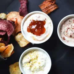 Tre olika dippar med grönsakschips. Ett perfekt dipp recept för fredagsmyset!