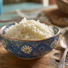 En skål med fluffigt, nykokt ris. Perfekt för att koka ris till en god måltid.
