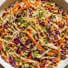 En fräsch kålsallad med morötter, nötter och sesamfrön. Perfekt som tillbehör, och med rätt sesamolja hållbarhet kan den njutas länge.