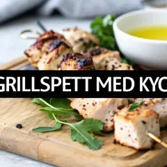 Grillspett med kyckling, saftiga och perfekt grillade, serveras på en träbricka med en skål med olja. En smak av grekiska kycklingspett!