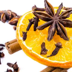 En skiva apelsin med stjärnanis, kanelstänger och nejlikor krydda. Perfekt för glögg eller julbak.