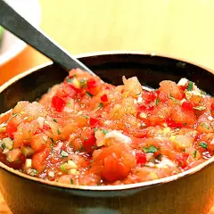 En skål med färsk pico de gallo, en klassisk mexikansk salsa med hackade tomater, lök, chili och koriander.