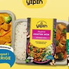 Två färdiga rätter med ris och tofu, samt två flaskor asiatisk sojasås: Umami och Hoisin.