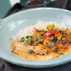En krämig kycklinggryta med ris, paprika och champinjoner. En härlig rätt som passar perfekt för en mysig middag.