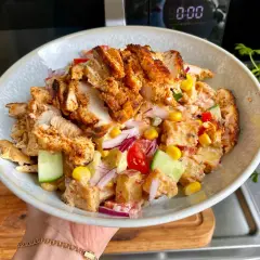 En härlig kyckling kebab-sallad med grillad kyckling, potatis, majs, gurka, tomat och rödlök i en krämig dressing. Perfekt för en snabb och god lunch!