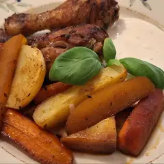 Ugnsrostade kycklingben med rotfrukter och en krämig sås. Perfekt marinad till kycklingbenen ger dem extra smak.