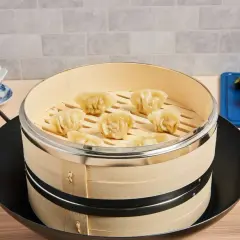 Färdiga dumplings i bambuångare, redo att serveras. Lär dig hur du använder en steamer för perfekta dumplings.