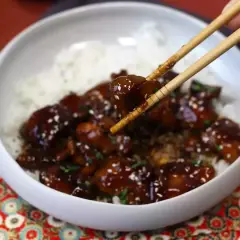 En skål med ris och kyckling i glansig teriyakisås, strödd med sesamfrön. Ett perfekt teriyakisås recept för en snabb middag.