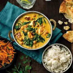 En krämig curry med kikärtor, spenat och paneer, serverad med ris, morotssallad och naanbröd. Perfekt för ett garam masala recept.