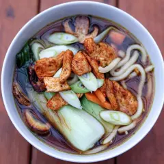 En skål med ramen, med nudlar, kyckling, pak choi, svamp och salladslök. Ett perfekt ramen recept för en kall dag.