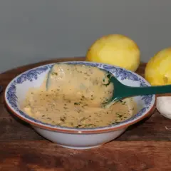 Krämig yoghurtsås till lamm, med citron och vitlök som tillbehör.