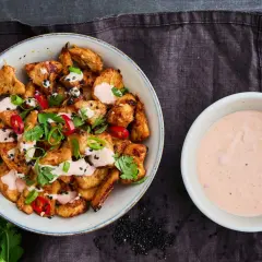 Krispig bang bang kyckling med chili, koriander och en krämig dipp.