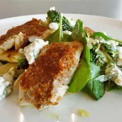 Ugnsbakad broccoli med panerad fisk och en krämig ostsås. En härlig och hälsosam rätt.